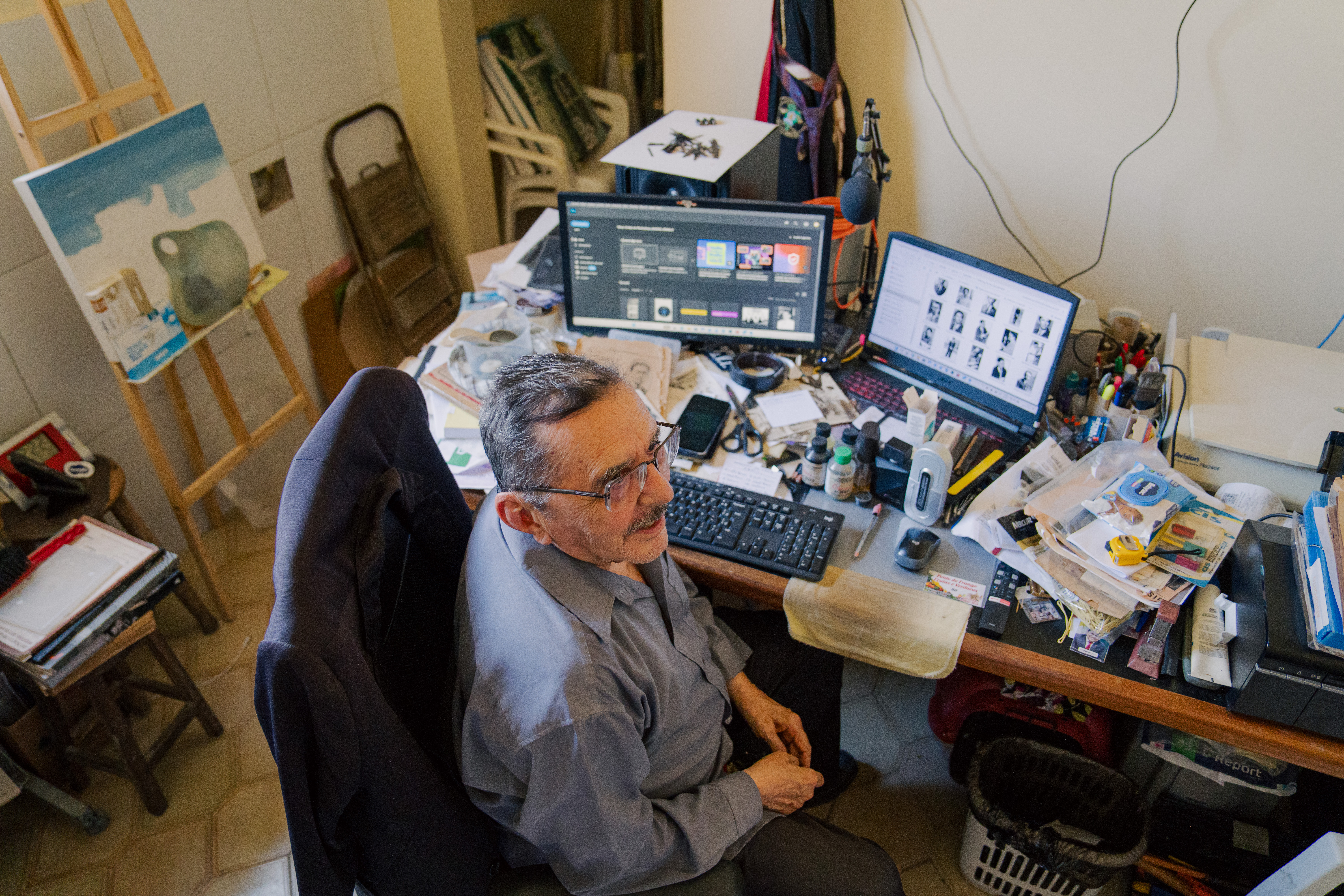 Nirez sentado na sua escrivaninha na frente do computador